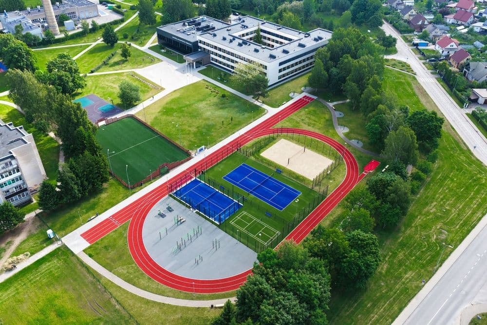 Atidarytas Gargždų „Vaivorykštės“ gimnazijos sporto aikštynas